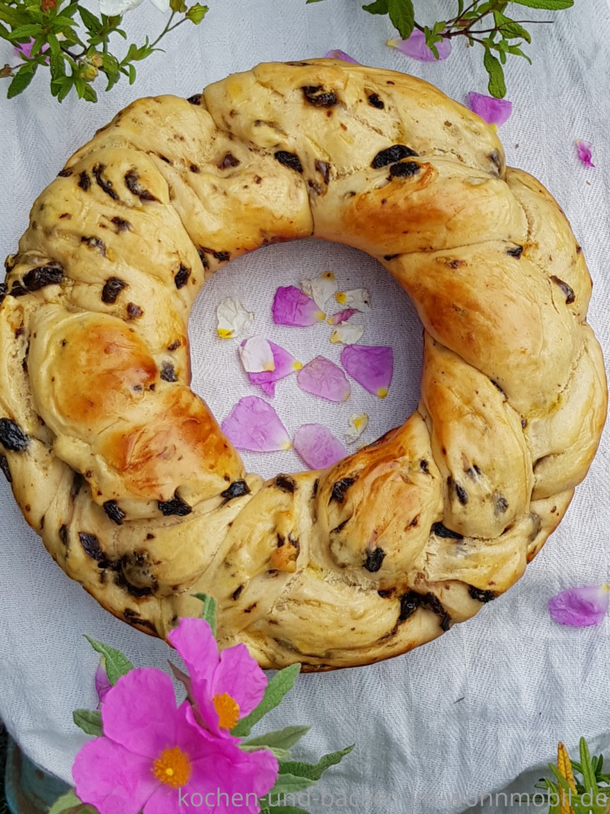Rosinenstuten aus dem Omnia Backofen8 › kochen-und-backen-im-wohnmobil.de