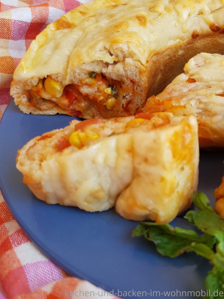 Pizza im Omnia Backofen backen4 › kochen-und-backen-im-wohnmobil.de