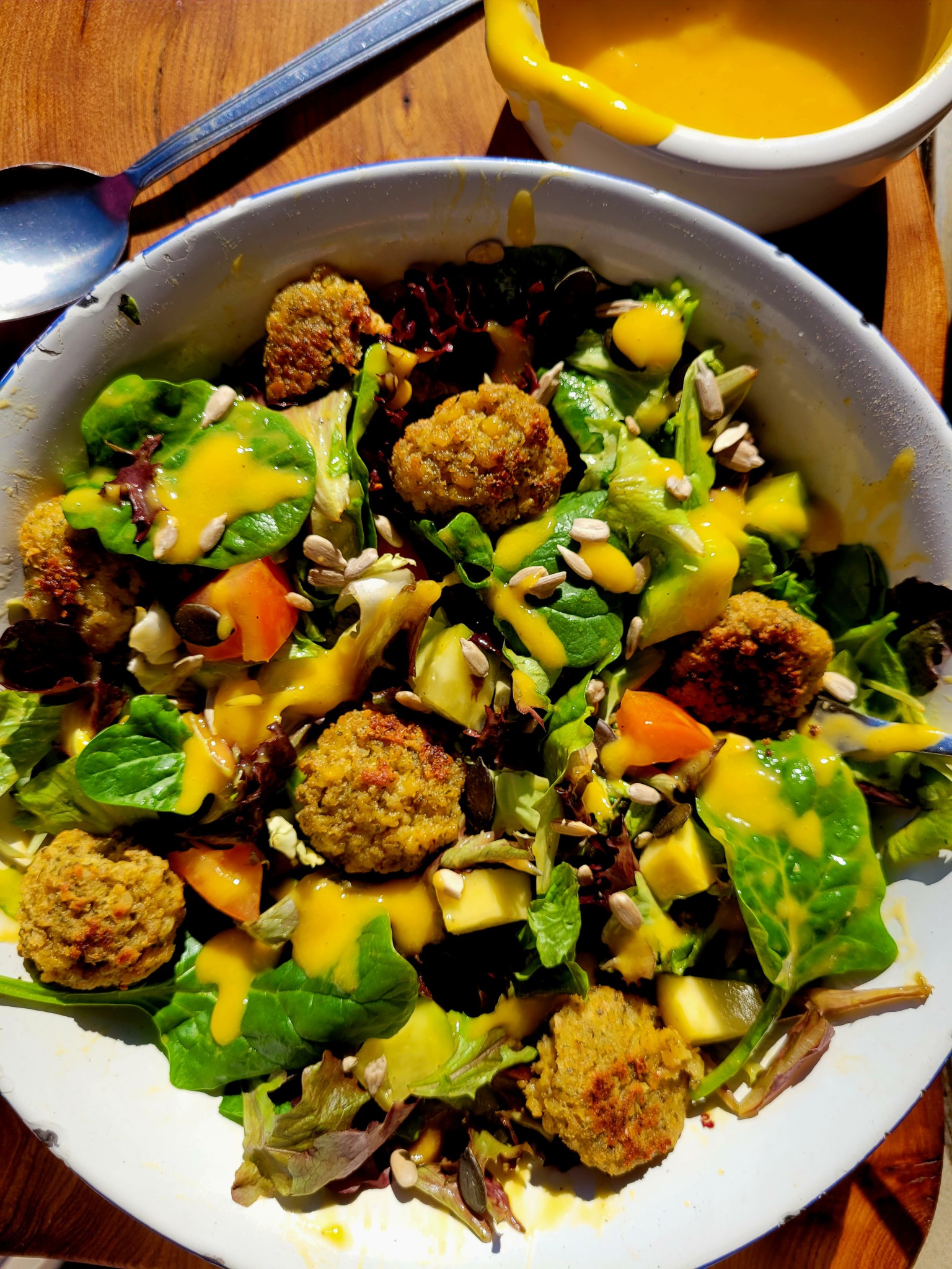 Salat mit Falafel und Mangodressing › kochen-und-backen-im-wohnmobil.de