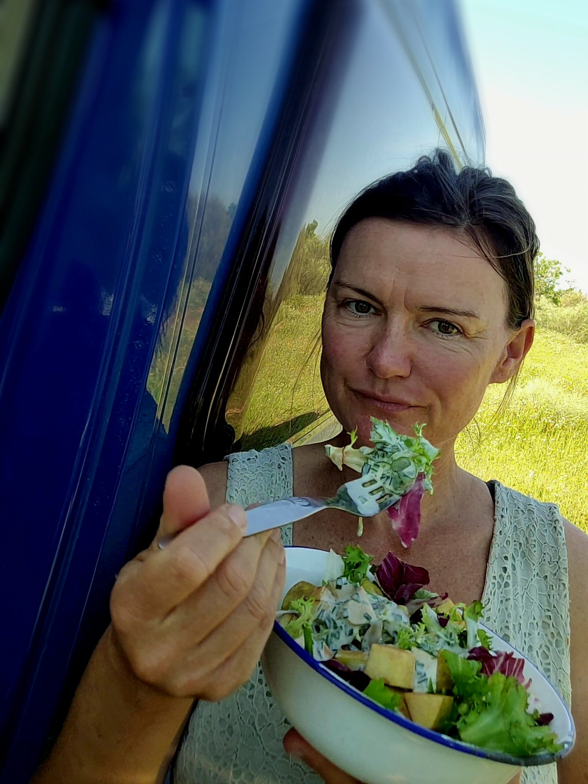 ich esse Salat mit Joghurtdressing › kochen-und-backen-im-wohnmobil.de